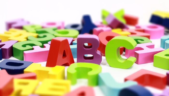 ausgebreitete Holzbuchstaben mit dem Schriftzug ABC