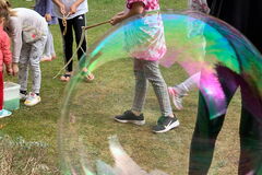 Kinder machen große Seifenblasen