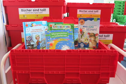 Rote Lesekiste mit Büchern