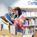 zwei Frauen stöbern bei den Comics in der Zentralbibliothek