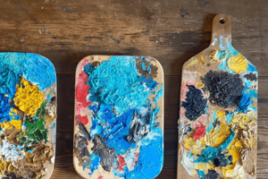 Drei Farbpaletten mit Acrylfarbe