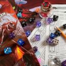 Würfel, Stifte und Anleitung für ein Pen und Paper Rollenspiel