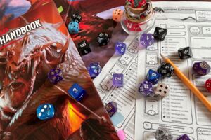 Würfel, Stifte und Anleitung für ein Pen und Paper Rollenspiel