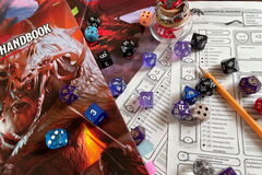Würfel, Stifte und Anleitung für ein Pen und Paper Rollenspiel