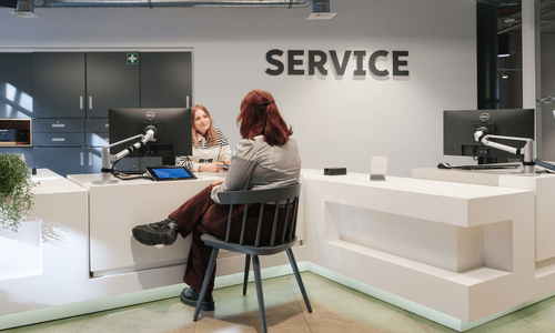Service Situation mit zwei Personen in der Zentralbibliothek