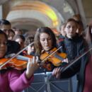 Menschen musizieren im Kammerorchester