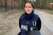 Reporterin mit schusssicherer Presse-Weste