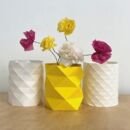 3 gefaltete Vasenköcher mit Papierblumen