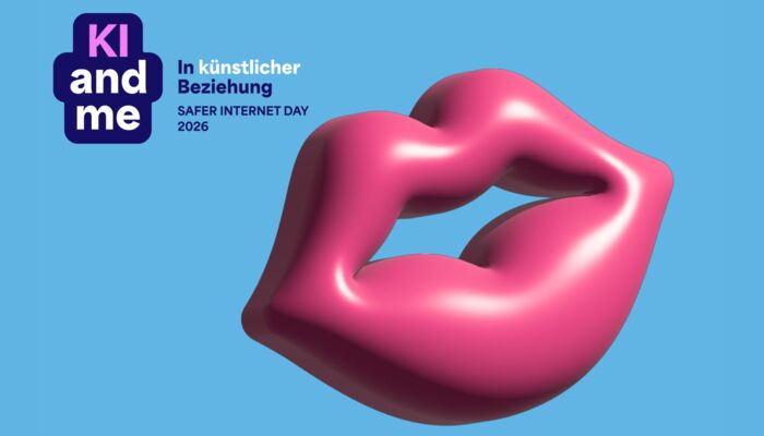 Rote Lippen auf blauem Hintergrund