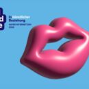 Rote Lippen auf blauem Hintergrund