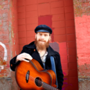 Musiker Lennon von Seht mit Gitarre