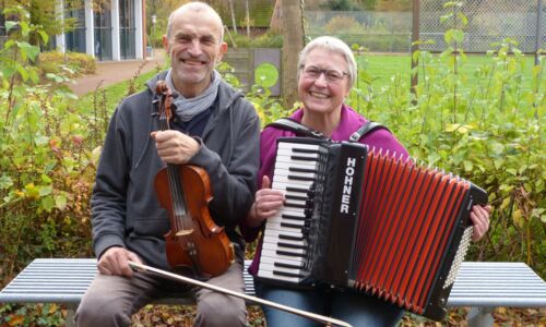 zwei Personen mit Musikinstrumenten