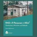 Buchcover "1943 9 Personen 40m²". Untere Hälfte des Covers ist Grün und beinhaltet den Titel. Oberhalb ist ein Gemälde von einem Behelfsheim.