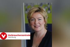 Frau (Doris Kappes) und das Logo der Verbraucherzentrale.