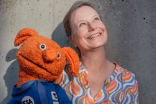 Autorin Inga Ramcke mit orangener Handpuppe im Weltraumanzug