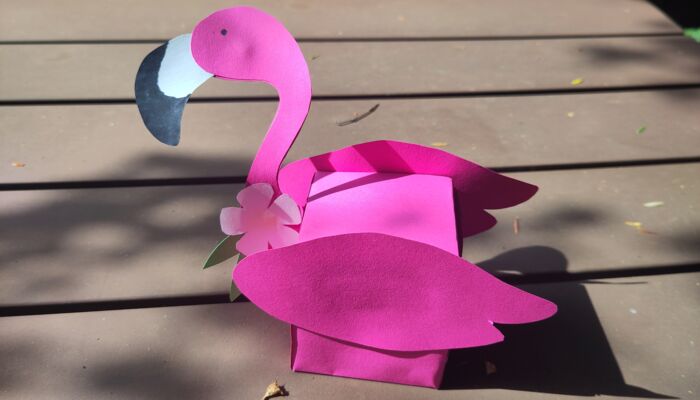 Selbstgebastelte Schachtel in Flamingoform