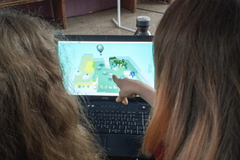 2 Frauen betrachten das Spiel Kodu an einem Laptop