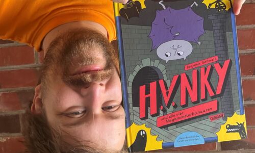 Foto vom Autor mit seinem Buch