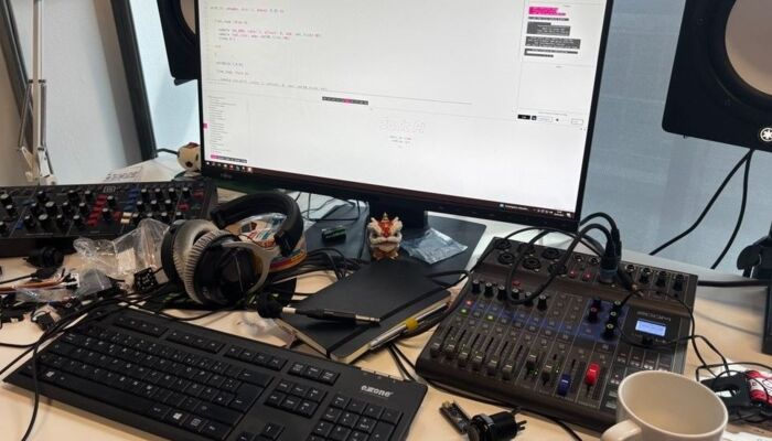 Computer Kabel und Tastatur auf Schreibtisch