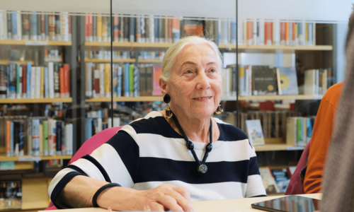 ältere Frau nimmt bei Silber & Smart in der Bücherhalle teil