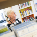 ältere Dame in der Bücherhalle