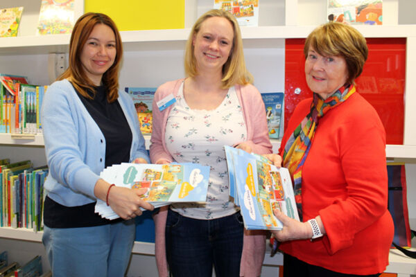 Kinderbuchautorin Olha Duzhak, Bibliothekarin Ronja Sommer und Kinderbuchautorin Ursel Scheffler