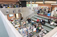 Innenansicht und Gäste Bücherhalle Bramfeld