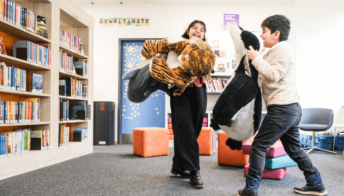 Kinder spielen mit Stofftieren in der Bücherhalle