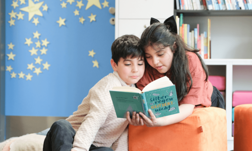 Zwei Kinder lesen in Buch