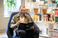 Person liest in der Zentralbibliothek