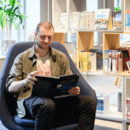 Person liest in der Zentralbibliothek