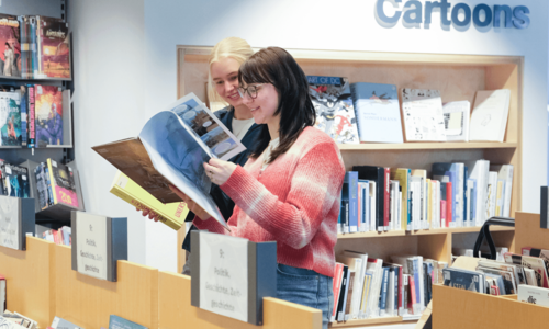 zwei Frauen stöbern bei den Comics in der Zentralbibliothek