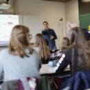 Lehrer in einer Schulklasse beim Unterrichten