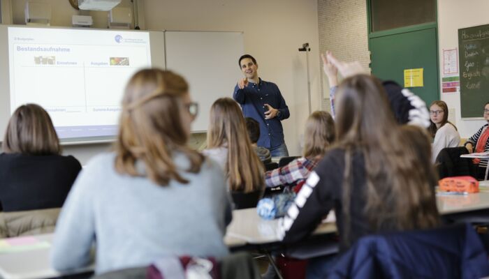 Lehrer in einer Schulklasse beim Unterrichten