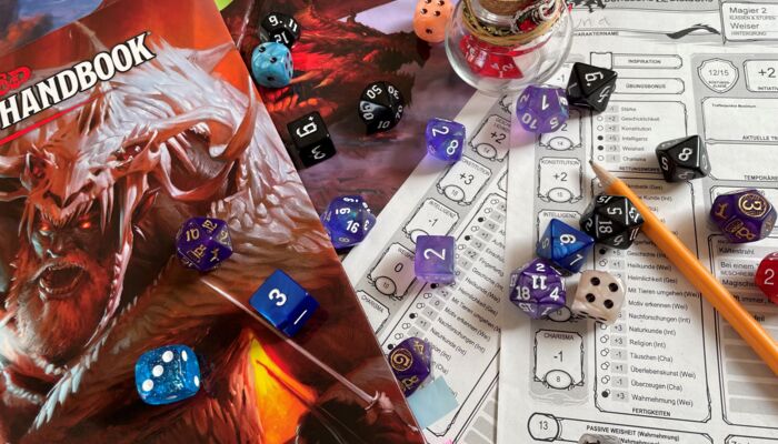 Würfel, Stifte und Anleitung für ein Pen und Paper Rollenspiel