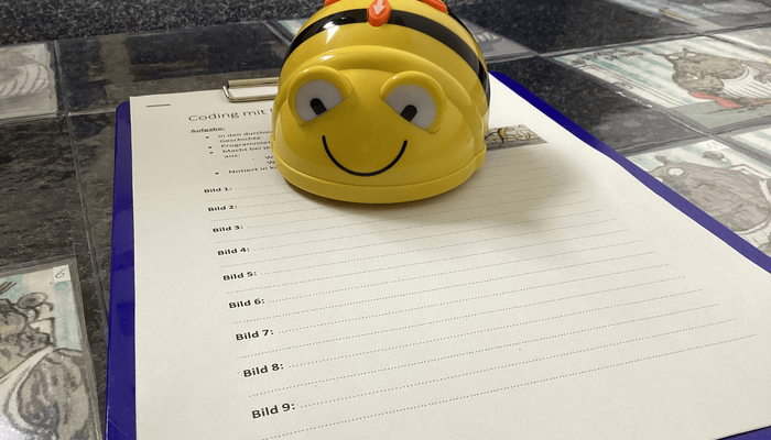 Roboter "BeeBot" steht auf einem Clipboard