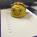 Roboter "BeeBot" steht auf einem Clipboard