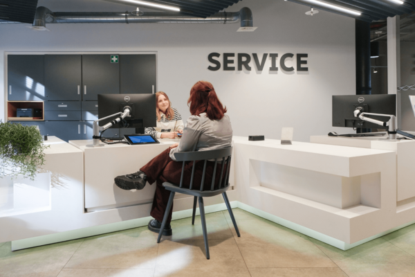 Service Situation mit zwei Personen in der Zentralbibliothek