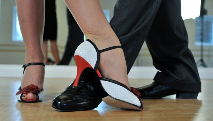 Foto von den Füßen eines Tango tanzenden Paares, Abbildung von Tanzschuhen