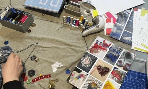 Abbildung von Materialen, die man zur Reparatur von Kleidung benötigt