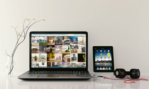 Bild von Laptop, Tablet, Smartphone und Kopfhoerer