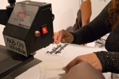 Bild einer Druckmaschine mit T-Shirt