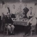 Alte schwarz-weiss Fotografie von Seeleuten, die Weihnachten feiern