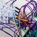 Dioden und Kabel auf Platine