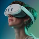 Das Bild zeigt vornehmlich das Gesicht einer Frau, die eine VR-Brille trägt und dabei ihren Kopf leicht nach oben hebt. Sie lächelt. Der Hintergrund zeigt einen Farbverlauf von links (dunkelblau) nach rechts (helles grün).