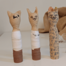 Drei gebastelte Katzen-Mumien aus Klebestreifen