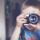 Junge mit Kamera
