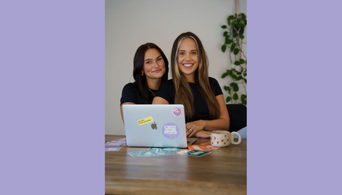 Alina und Celine sitzen vor einem Laptop