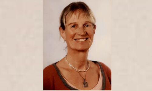 Frau im roten Oberteil vor einem neutralem Hintergrund (Silke Maddey).