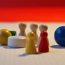 Hölzerne Spielfiguren auf einem Spielbrett.